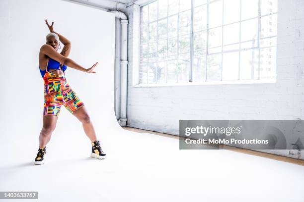 studio portrait of fashionable female professional dancer - hiphop - fotografias e filmes do acervo