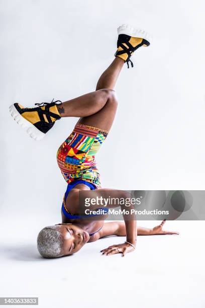 studio portrait of fashionable female professional dancer - jamaican ethnicity imagens e fotografias de stock