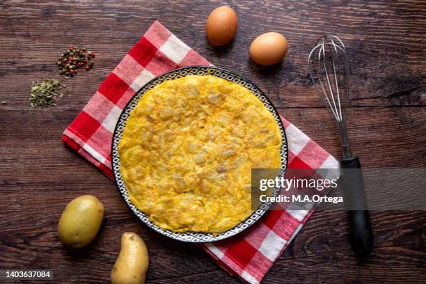 spanish omlette - cultura-escocesa imagens e fotografias de stock