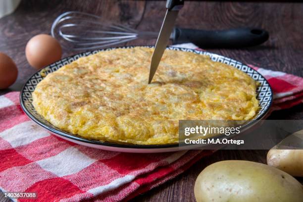 spanish omlette - tortilla de patata fotografías e imágenes de stock
