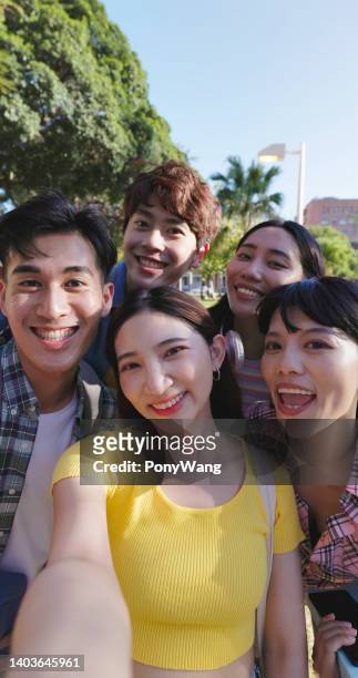 アジアの若者がセルフィーを撮る - adolescents selfie ストックフォトと画像