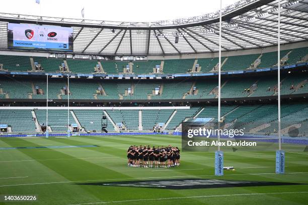 The Leicester Tigers team huddles as they inspect the pitch prior to kick off of the Gallagher Premiership Rugby Final match between Leicester Tigers...