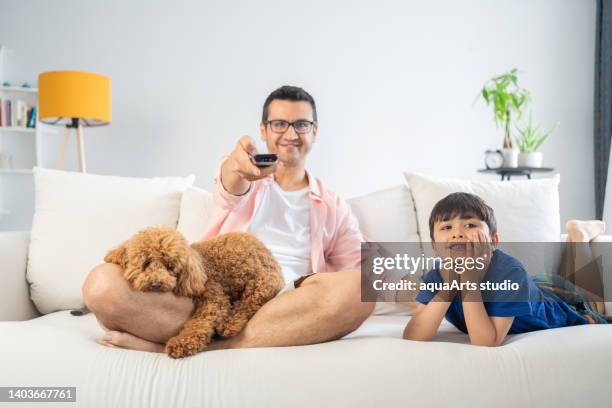 watching tv together - family tv pet stock pictures, royalty-free photos & images