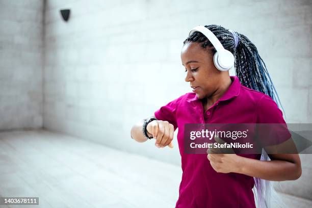 sportswoman checking pulse - smart watch on wrist stock pictures, royalty-free photos & images