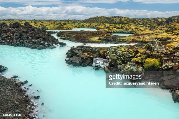 l’incroyable paysage volcanique près du blue lagoon dans le sud-ouest de l’islande. une magnifique eau bleue fait son chemin entre le basalte recouvert de mousse. - lagon bleu islande photos et images de collection