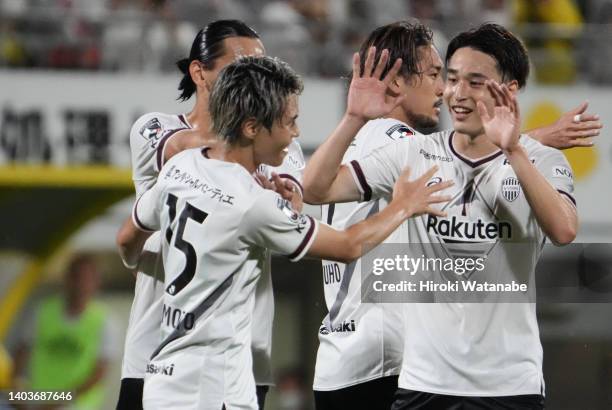 Kento Hashimoto of Vissel Kobe celebrates scoring his team's first goal during the J.LEAGUE Meiji Yasuda J1 17th Sec. Match between Kashiwa Reysol...