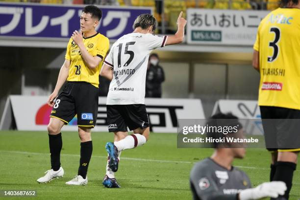 Kento Hashimoto of Vissel Kobe celebrates scoring his team's first goal during the J.LEAGUE Meiji Yasuda J1 17th Sec. Match between Kashiwa Reysol...