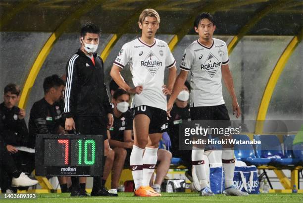 Yuya Osako and Yuta Goke of Vissel Kobe looks on during the J.LEAGUE Meiji Yasuda J1 17th Sec. Match between Kashiwa Reysol and Vissel Kobe at SANKYO...