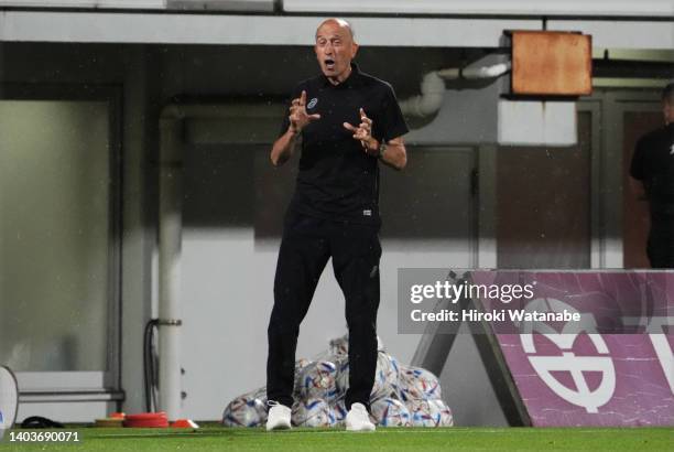 Lotina,coach of Vissel Kobe looks on during the J.LEAGUE Meiji Yasuda J1 17th Sec. Match between Kashiwa Reysol and Vissel Kobe at SANKYO FRONTIER...