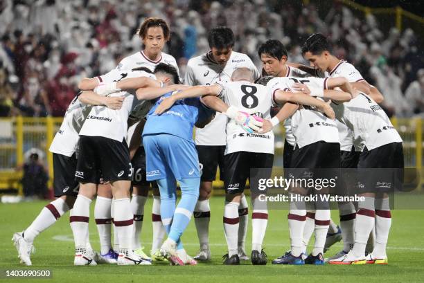 Players of Vissel Kobe huddle during the J.LEAGUE Meiji Yasuda J1 17th Sec. Match between Kashiwa Reysol and Vissel Kobe at SANKYO FRONTIER Kashiwa...