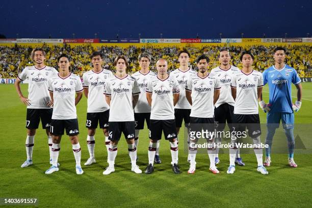 Players of Vissel Kobe pose for the team photo prior to the J.LEAGUE Meiji Yasuda J1 17th Sec. Match between Kashiwa Reysol and Vissel Kobe at SANKYO...