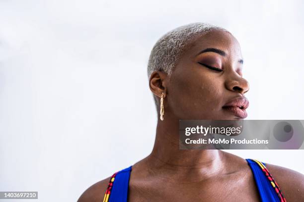 studio portrait of fashionable female professional dancer - bleached hair fotografías e imágenes de stock