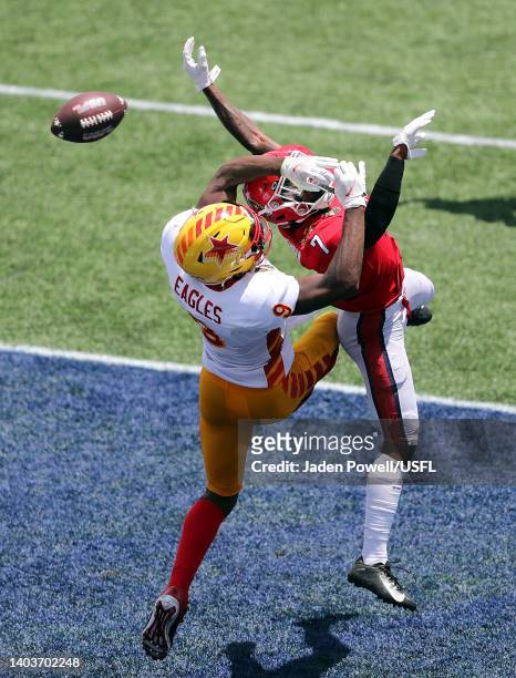 Dravon Askew-Henry of the New Jersey Generals breaks up a pass intended for Brennan Eagles of the Philadelphia Stars during the 4th quarter of the...