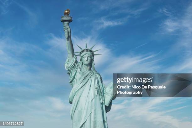 statue of liberty against blue sky - statue of liberty new york city - fotografias e filmes do acervo