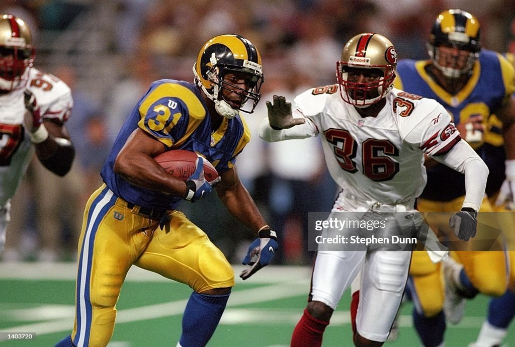 Le1 Rams Running back Amp Lee of the St. Louis Rams is persued by defensive ...