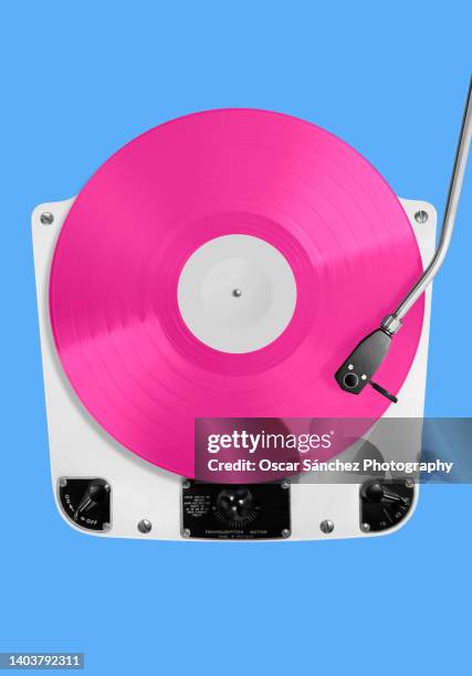 old turntable, top view of a vinyl record player - lp fotografías e imágenes de stock