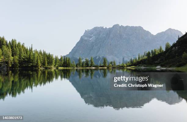 österreich - tirol - seebensee - bavarian alps stock-fotos und bilder