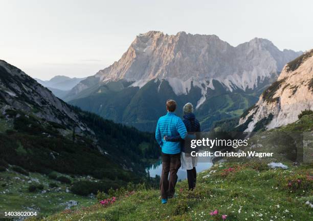 paar in den bergen beim wandern - alpes do allgäu imagens e fotografias de stock