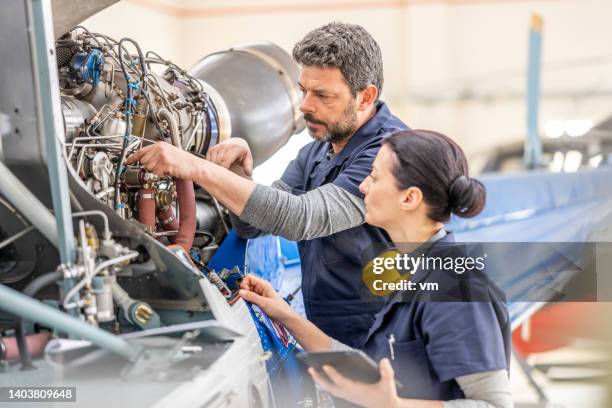 ingénieur aéronautique enseignant collègue réparateur de moteur, vue de côté - aircraft engine side view photos et images de collection