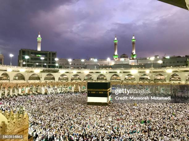 pilgrims in al-haram mosque - meca fotografías e imágenes de stock