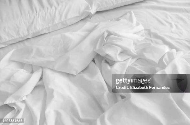 unmade bed - crumpled fotografías e imágenes de stock