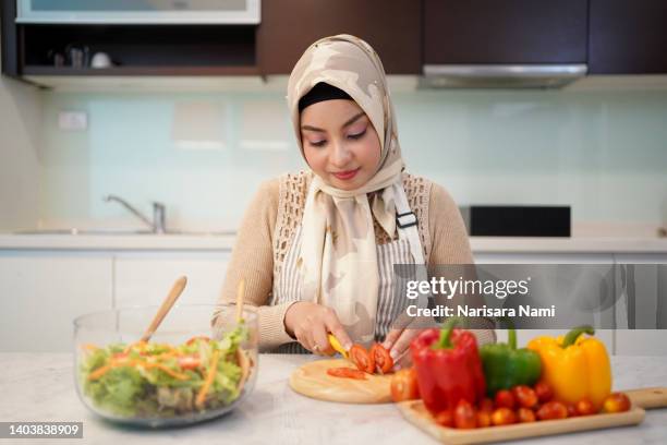 Muslim Cooks 1,828 Muslim Women Cooking Stock Photos, High-Res Pictures, and Images ...