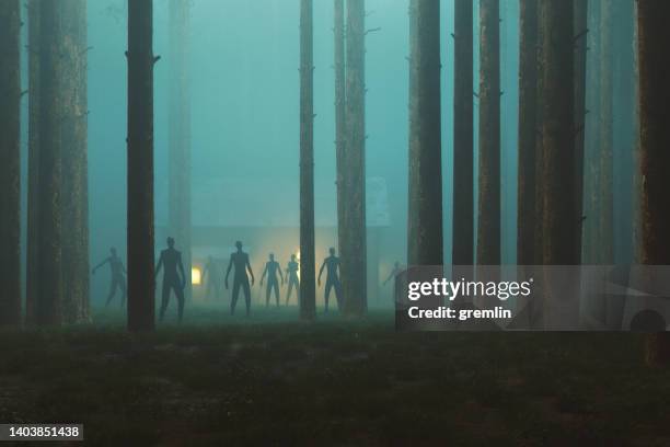 zombies effrayants marchant dans une forêt sombre et effrayante la nuit - horror photos et images de collection