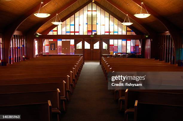 santuário vazio#2 - banco de igreja imagens e fotografias de stock