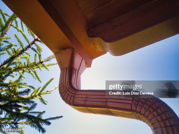 rain gutters on house - goot stockfoto's en -beelden