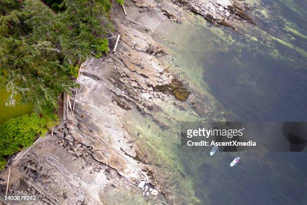 paar paddeln entlang einer küste - insel salt spring island stock-fotos und bilder