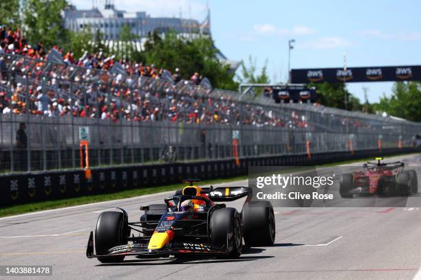 Max Verstappen of the Netherlands driving the Oracle Red Bull Racing RB18 leads Carlos Sainz of Spain driving the Ferrari F1-75 during the F1 Grand...