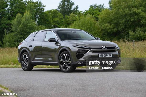 citroën c5 x en carretera - vehículo híbrido fotografías e imágenes de stock