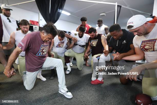 Head coach Jeff Fisher of the Michigan Panthers leads a moment with the team after the Michigan Panthers defeated the Pittsburgh Maulers 33-21 at...