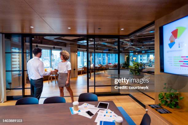 poignée de main homme et femme dans une salle de réunion - bank manager photos et images de collection