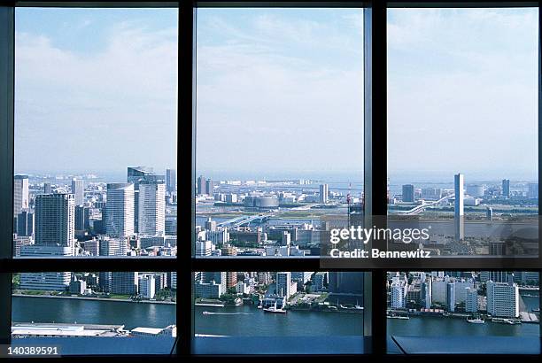 blick auf die wolkenkratzer in der bucht von tokio. - fensterfront stock-fotos und bilder