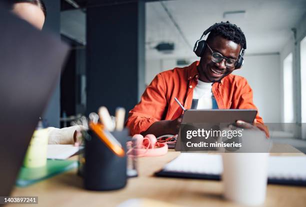 étudiants universitaires étudiant ensemble à la bibliothèque - men stock photos et images de collection