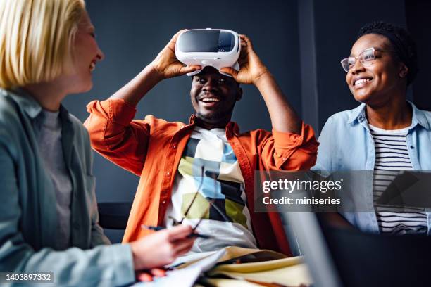 freunde, die spaß mit einem virtual-reality-headset haben - classroom play stock-fotos und bilder