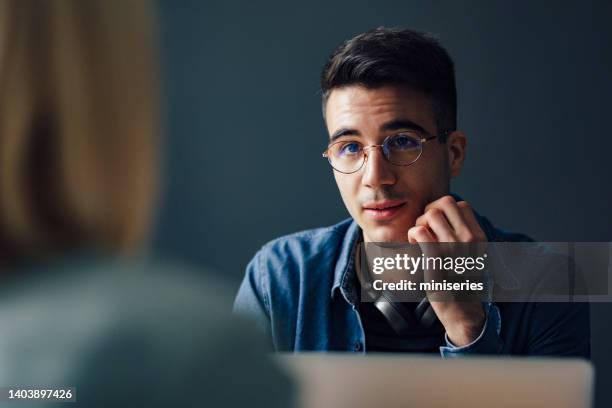 zwei freunde, die zusammen in der bibliothek lernen - two men studying library stock-fotos und bilder