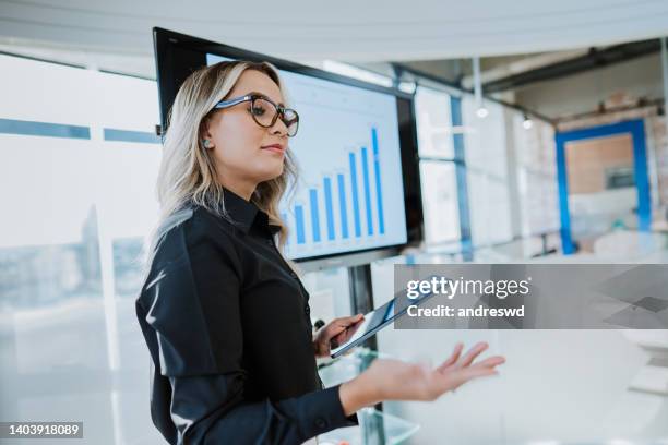 mujer líder empresarial - ponencia fotografías e imágenes de stock