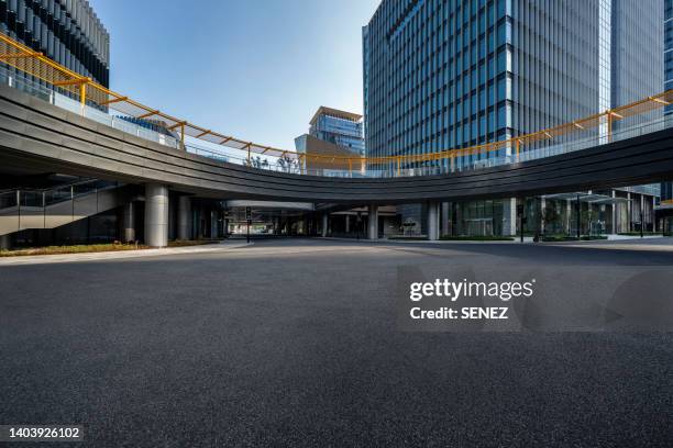 venue outside the modern city building - circular business district stock-fotos und bilder