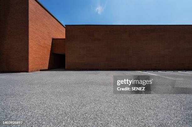 empty parking lot - shadow wall stock-fotos und bilder