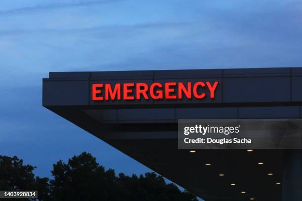 hospital emergency room entrance sign - señal-de-emergencia fotografías e imágenes de stock