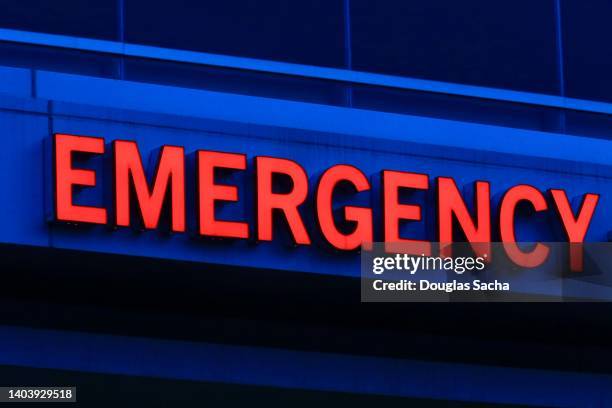 illuminated hospital sign for er department - ambulance lights stock pictures, royalty-free photos & images