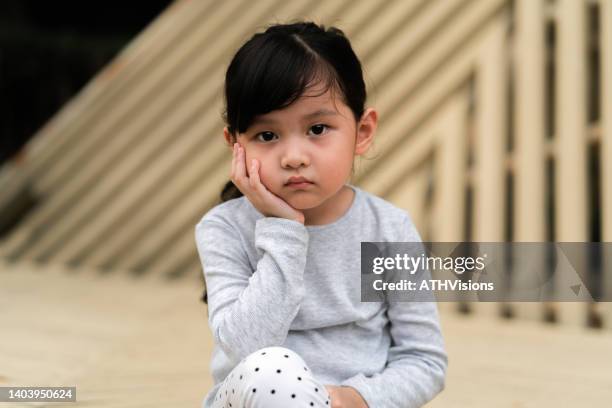 retratos depresión y niña pequeña apática sosteniendo un oso de peluche. 
insultarse a sí mismo - in case of discomfort fotografías e imágenes de stock