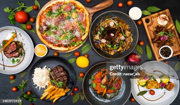 piano del tavolo del cibo distribuito sul tavolo. - spread foto e immagini stock