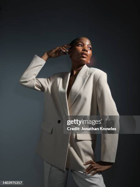 portrait glamorous female fashion model in white blazer - casacos pretos imagens e fotografias de stock