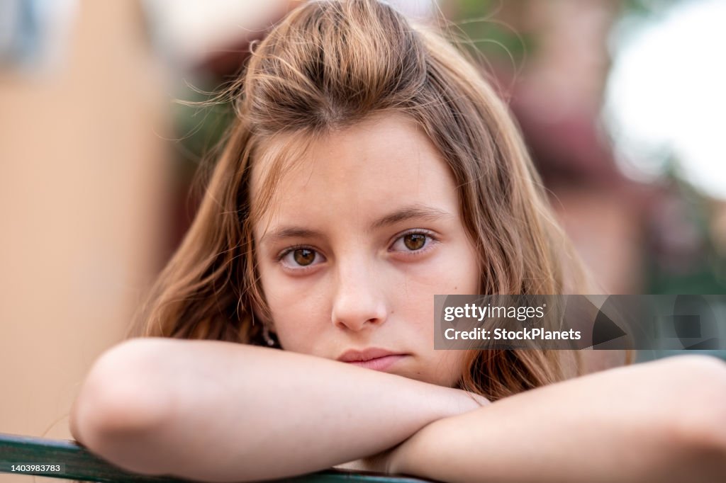 Portrait d'une fille sérieuse regardant l'objectif