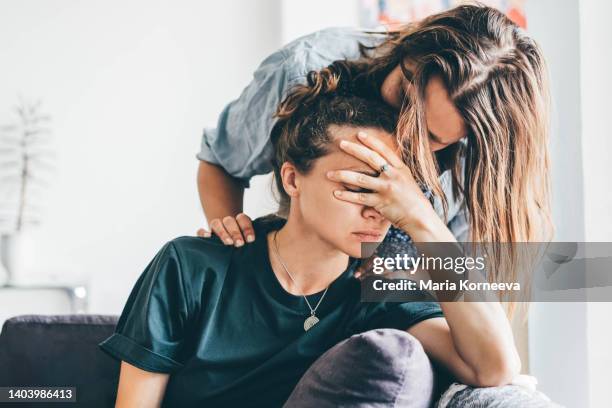 females couple with relationship difficulties. - friends argue fotografías e imágenes de stock