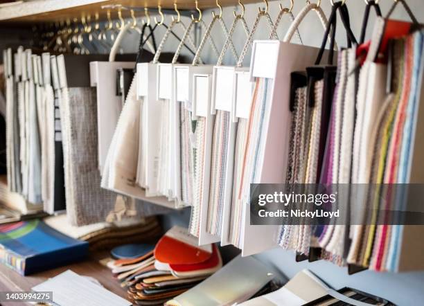 bunte polster stoffmuster im store - stoffmuster stock-fotos und bilder