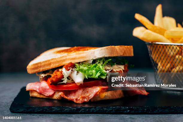 chicken and bacon salad sandwich with vegetables and melted cheese. - bocadillo de beicon lechuga y tomate fotografías e imágenes de stock